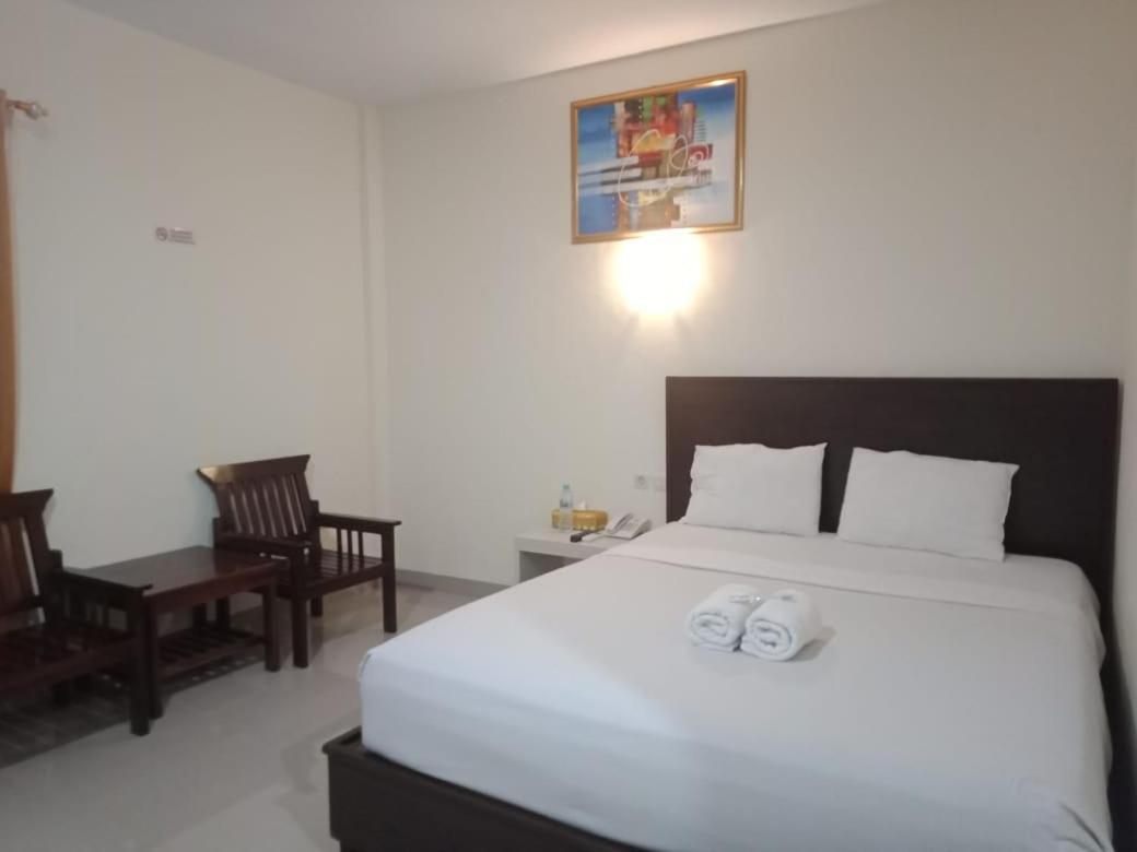 Hotel Meganita Mamuju Экстерьер фото